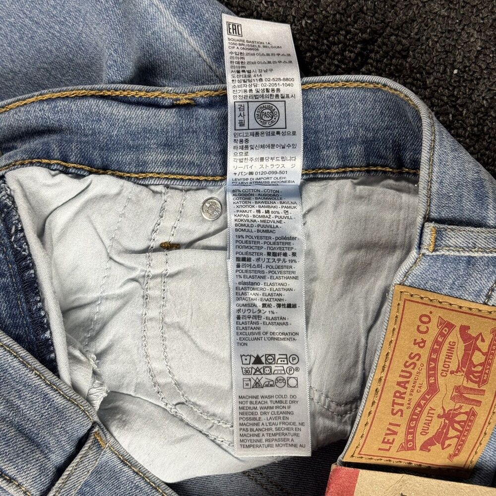 Levi's Women's 314 Shaping Straight Mid-Rise Stretch Denim Jean 32x32 Light Wash - Picture 14 of 16